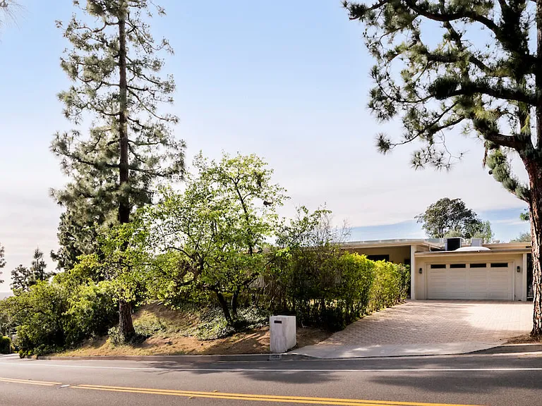 1845 Loma Vista Dr — Photo 2