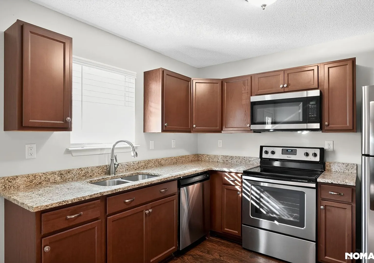 Charming 2BR/ 2.5 Bath Town House in Adairsville, GA — Photo 3