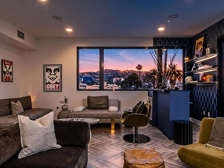 137 N Doheny Dr #2 — Photo 3