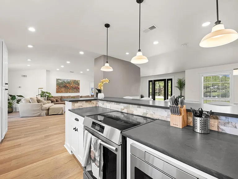 303 Lakeway Dr — Photo 14