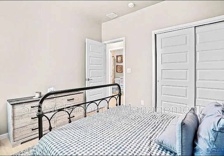 12612 Dorchester Ave — Photo 9