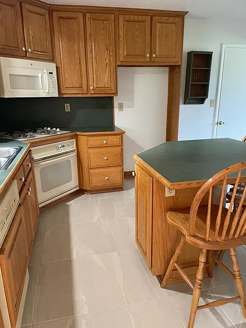 3 bed, 2300 sqft, $2,420 — Photo 3