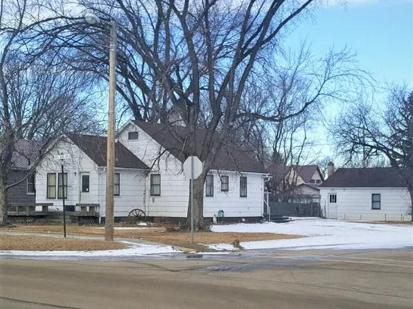 1211 Delano Ave, Walhalla, ND 58282