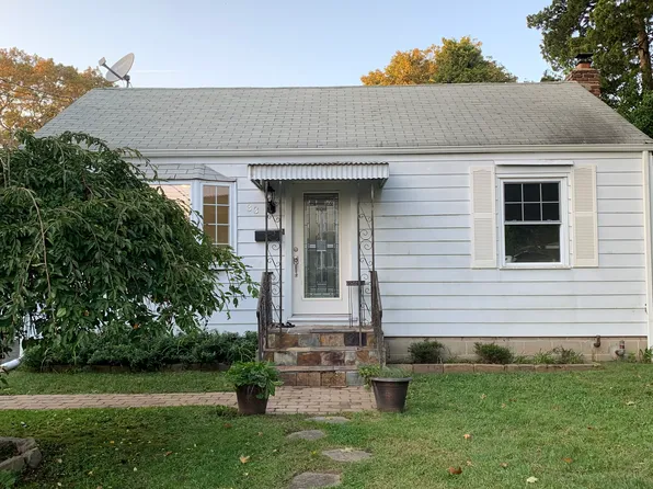 33 E Lyons St, Melville, NY 11747