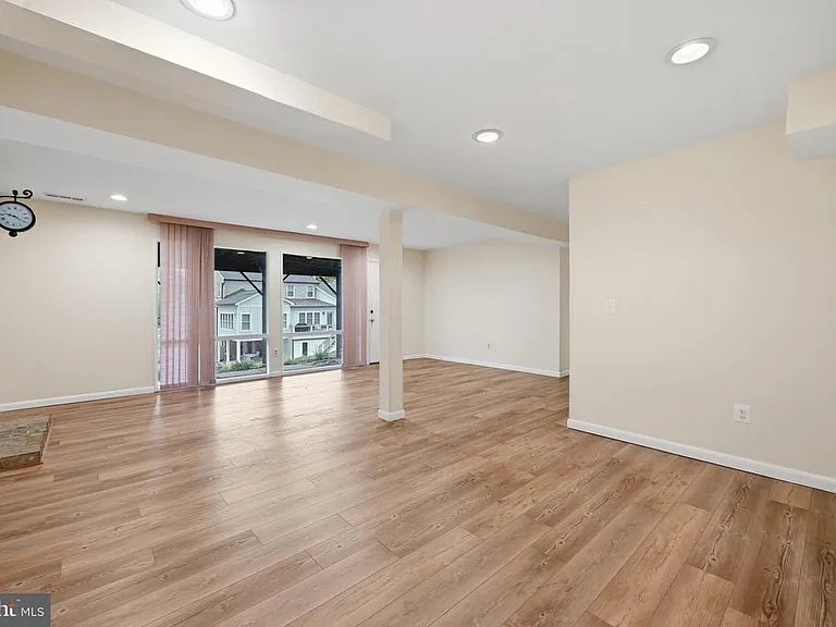 8811 Burbank Rd — Photo 40