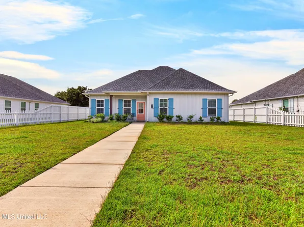 818 Old Spanish Trl, Bay Saint Louis, MS 39520