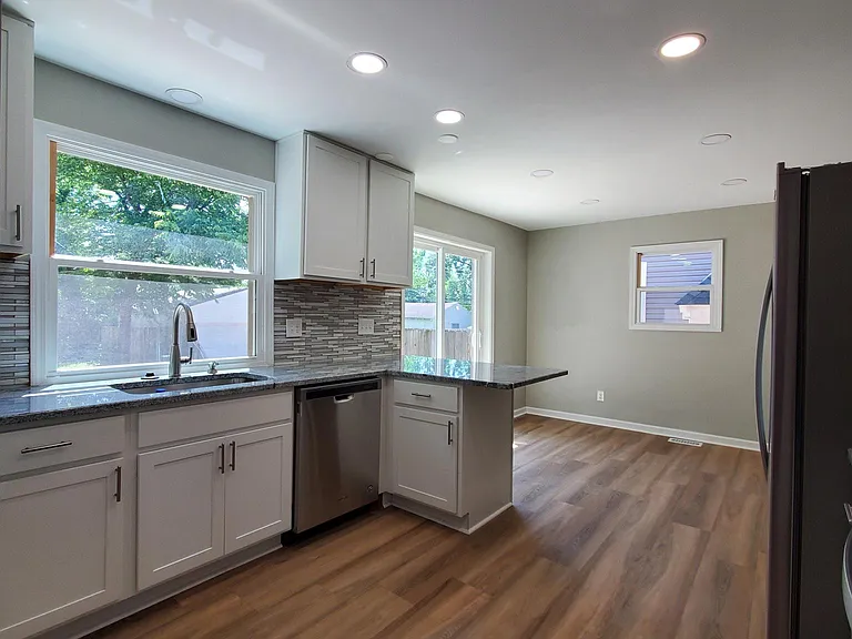 952 Lilley Ave — Photo 4