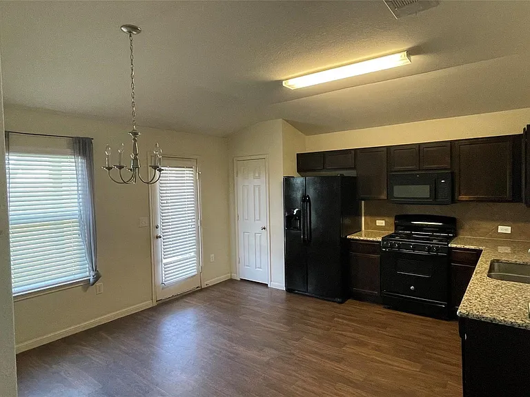 307 Camellia Dr — Photo 5