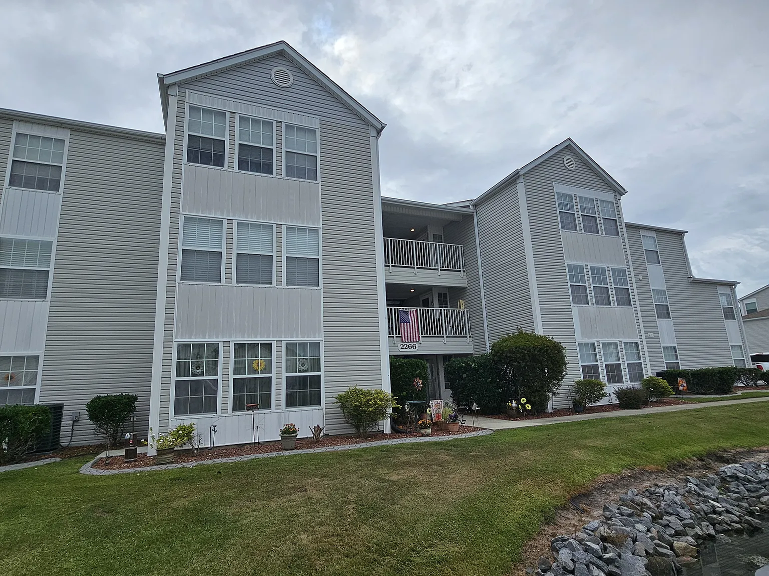 3 bed, 1300 sqft, $1,895 — Photo 2
