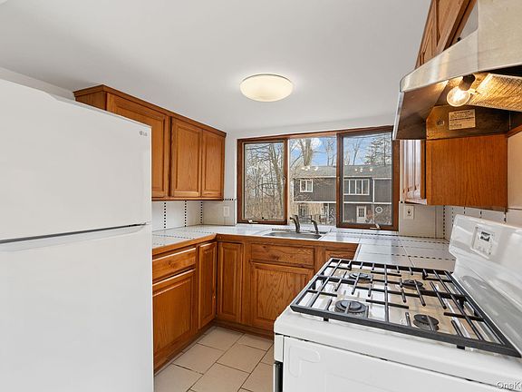 2nd image of 4 Woodland Circle N
