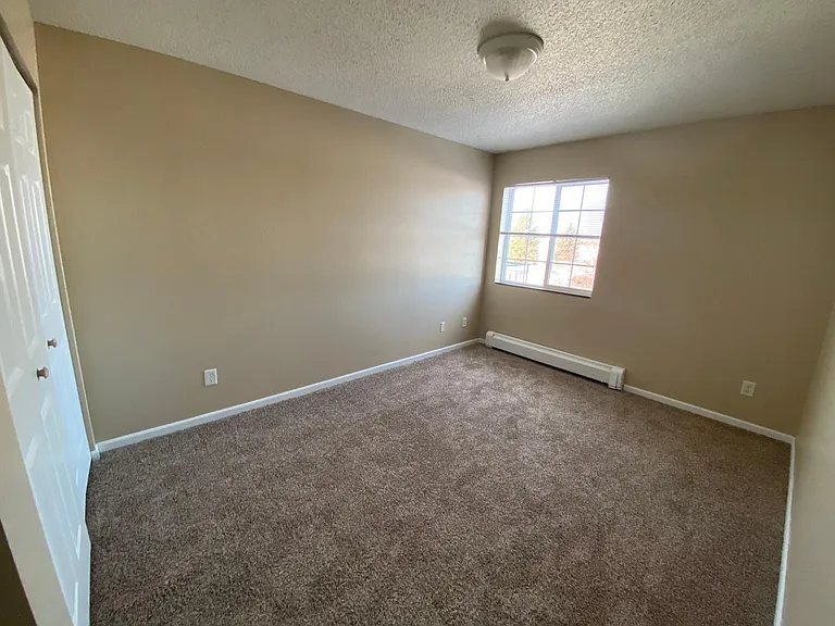 880 Kingsway Dr — Photo 4