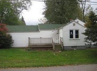 2895 Watkins Lake Rd, Waterford, MI 48328