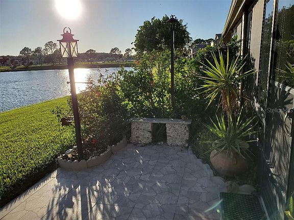 5th image of 42 Lakepointe Cir