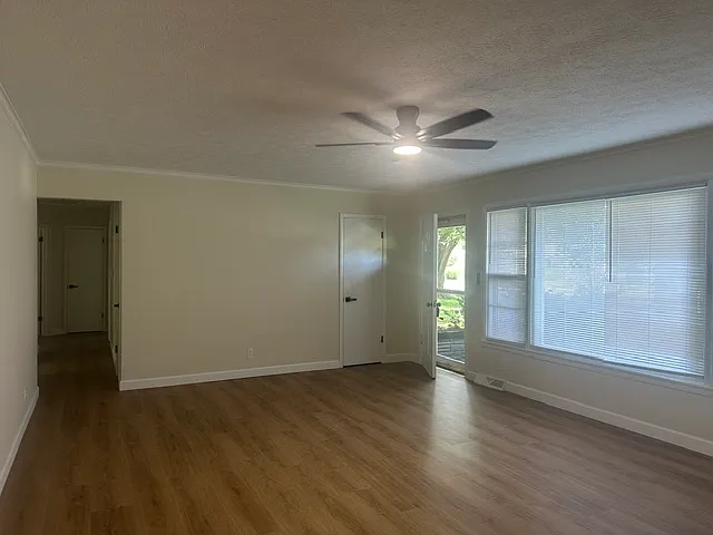 2310 S Kings Ave — Photo 5