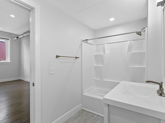 5th image of 132 Temple St Unit 303