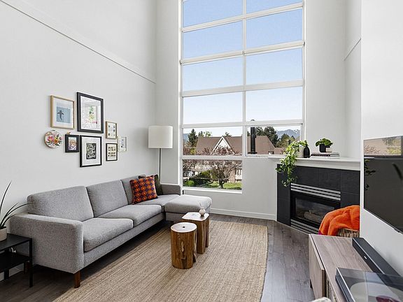 4th image of 418 E Broadway #327
