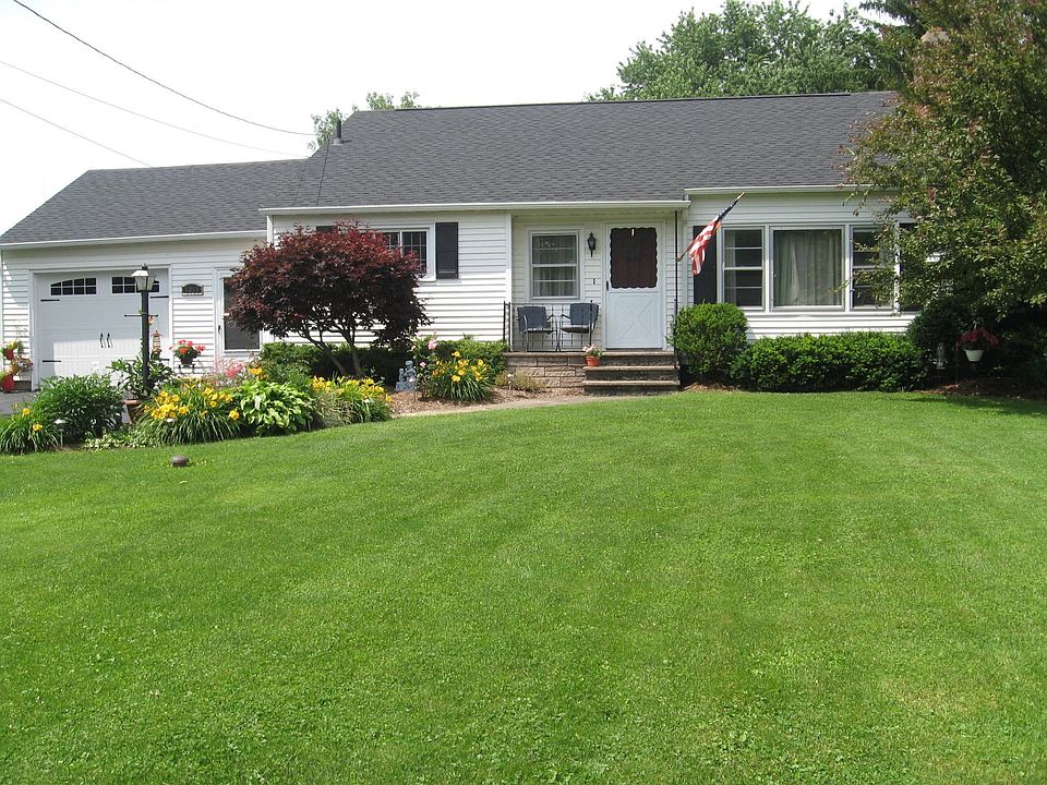 Home has a beauty salon with a separate entrance.