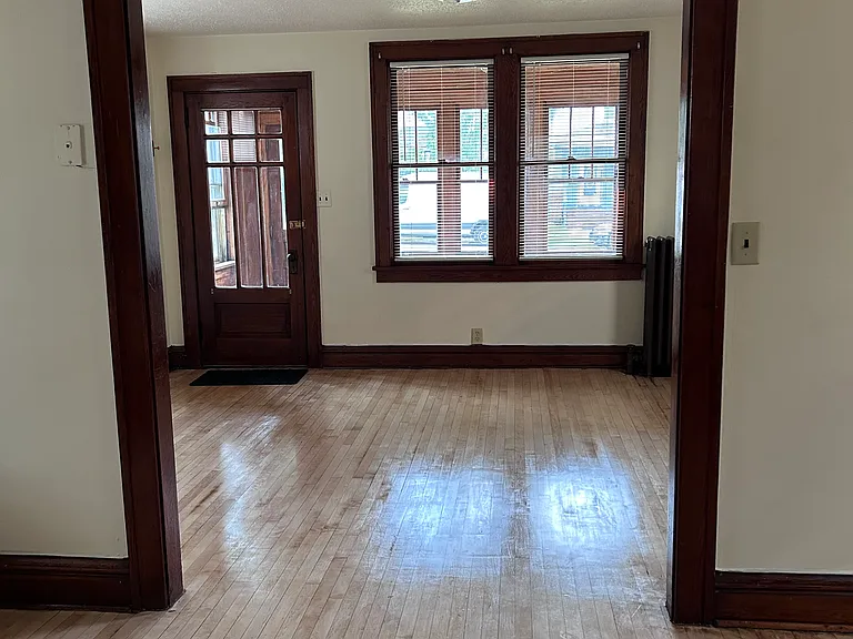 223 W Hewitt Ave — Photo 2