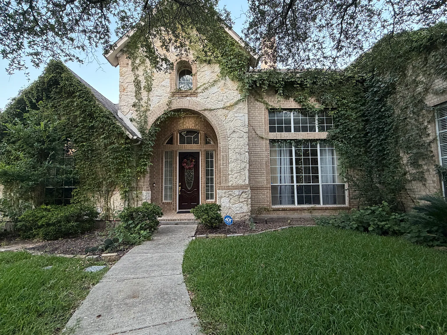 4 bed, 3.5 bath, 3926 sqft, $4,700 — Photo 2