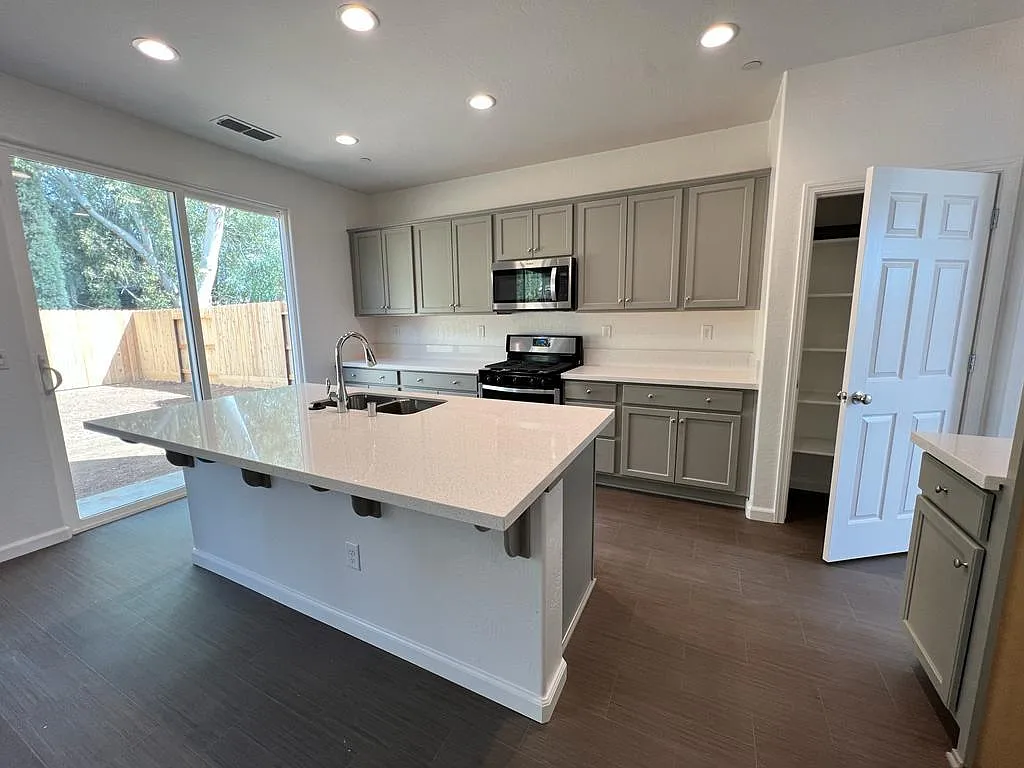 5 bed, 2217 sqft, $3,250 — Photo 2
