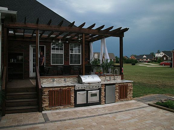 Outdoor Kitchen & Deck with Pergolia