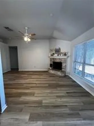 3 bed, 1218 sqft, $2,000 — Photo 2