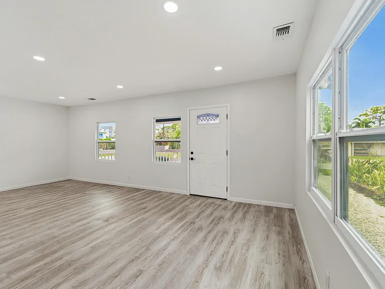 1566 NW 9th Ave — Photo 8