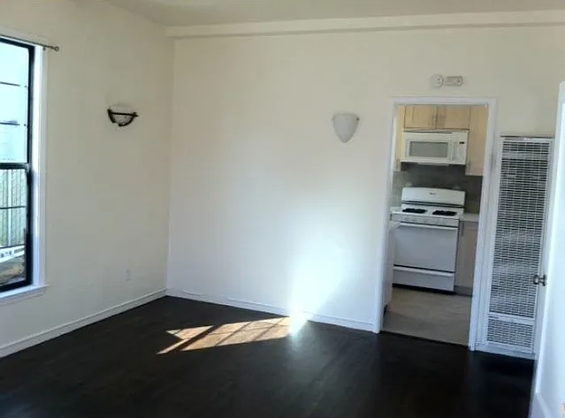 1436 Russell St — Photo 3
