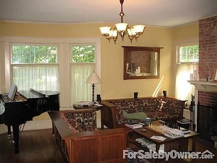Living Room (18x15)
						:
						Working fireplace, bay window, built-ins, hardwood floors, and 9' ceiling.