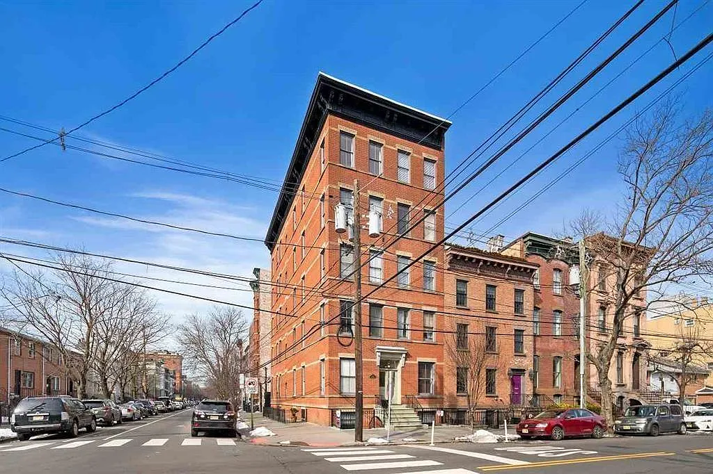 2 bed, $2,100 — Photo 1