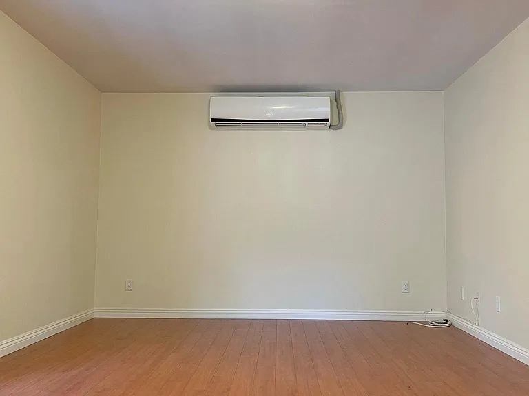 1131 Rose Ave — Photo 9