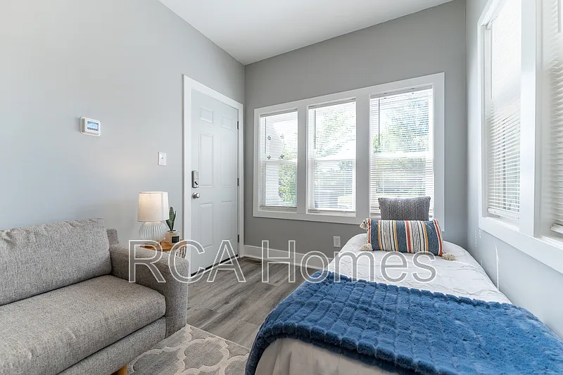 Studio, 1.0 bath, 275 sqft, $750 — Photo 3
