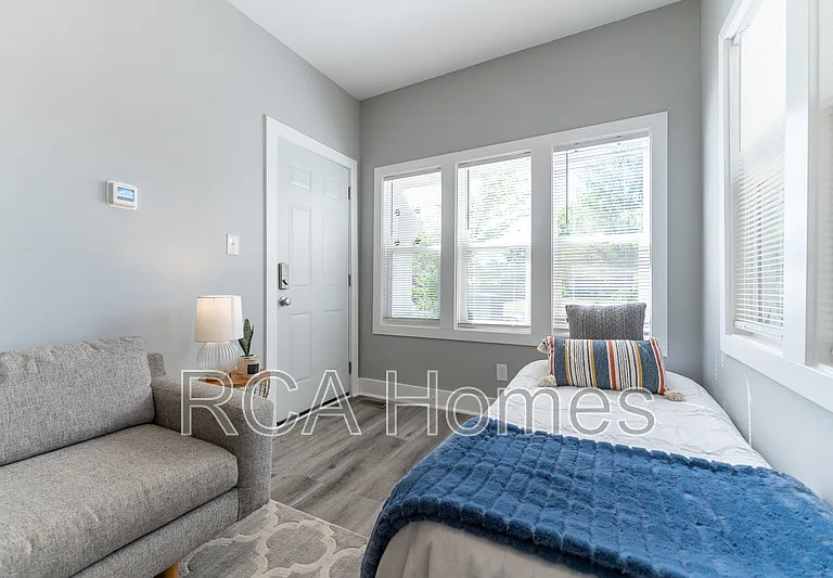 2831 N Kenwood Ave #8 — Photo 5