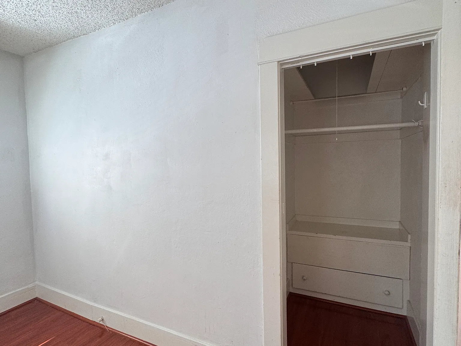 2 bed, 700 sqft, $2,080 — Photo 3