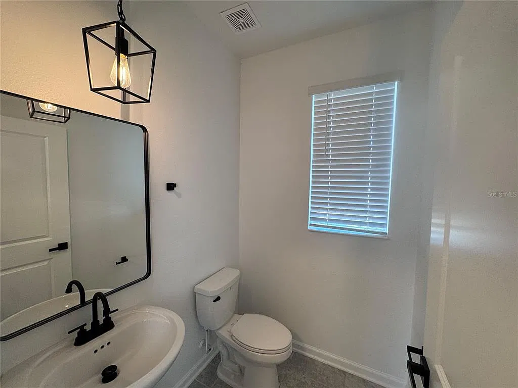 3 bed, 2.5 bath, 1978 sqft, $2,500 — Photo 3