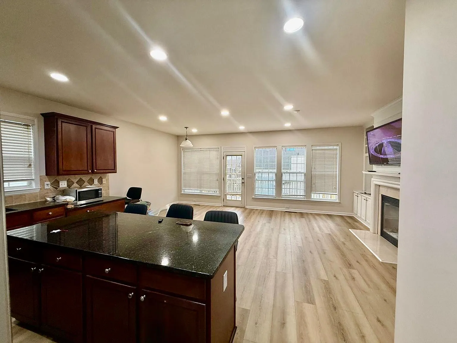 5 bed, 3000 sqft, $3,200 — Photo 2