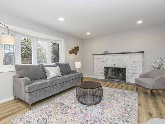 5th image of 745 North Green Bay ROAD