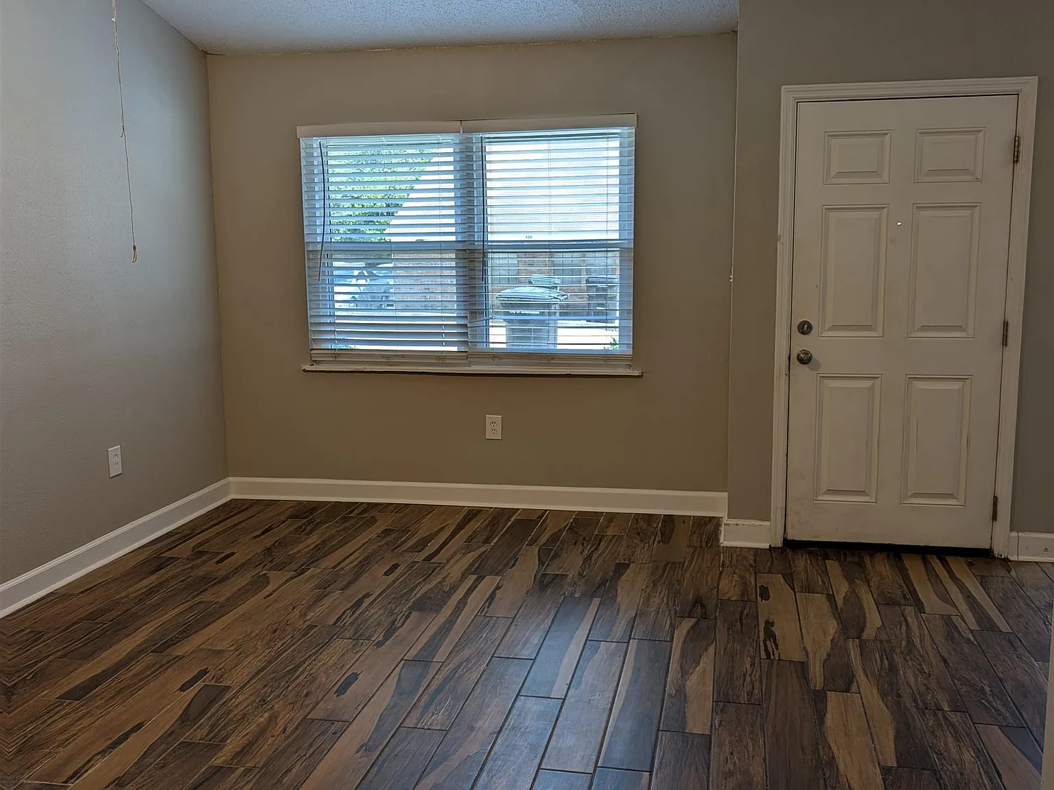 2 bed, 902 sqft, $1,300 — Photo 3