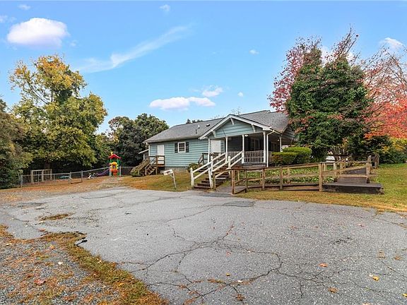 3rd image of 3842 Country Club Rd