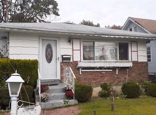 253 E Seaman Ave, Freeport, NY 11520