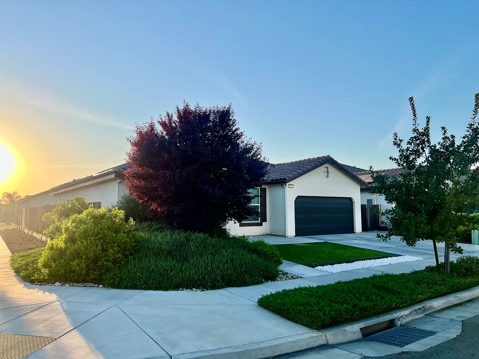 4 bed, 1989 sqft, $2,800 — Photo 2