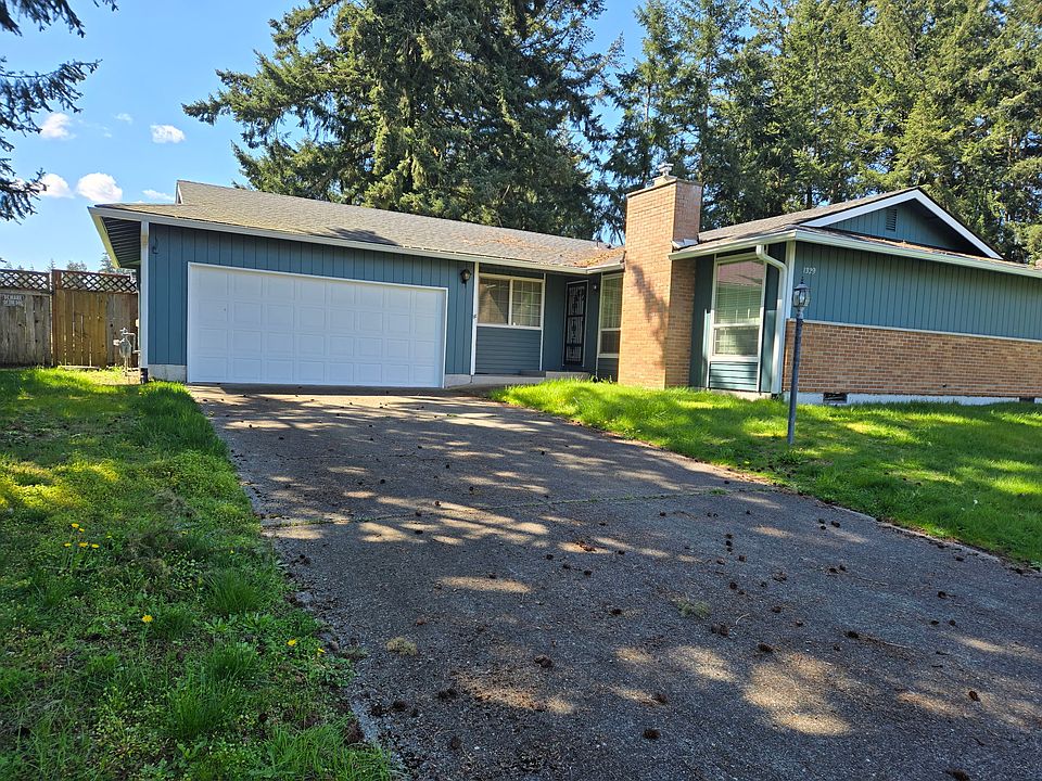 Single story home with newer roof, gutters and exterior paint. Landlord maintains roof and gutter cleaning.