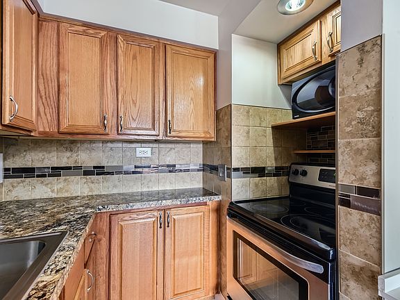 3rd image of 2537 N Thatcher Ave Unit 2F