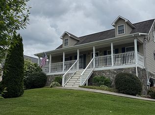 522 Crooke St, Hampton, TN 37658