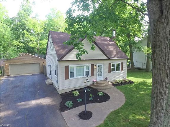 3rd image of 2095 Uniondale Dr