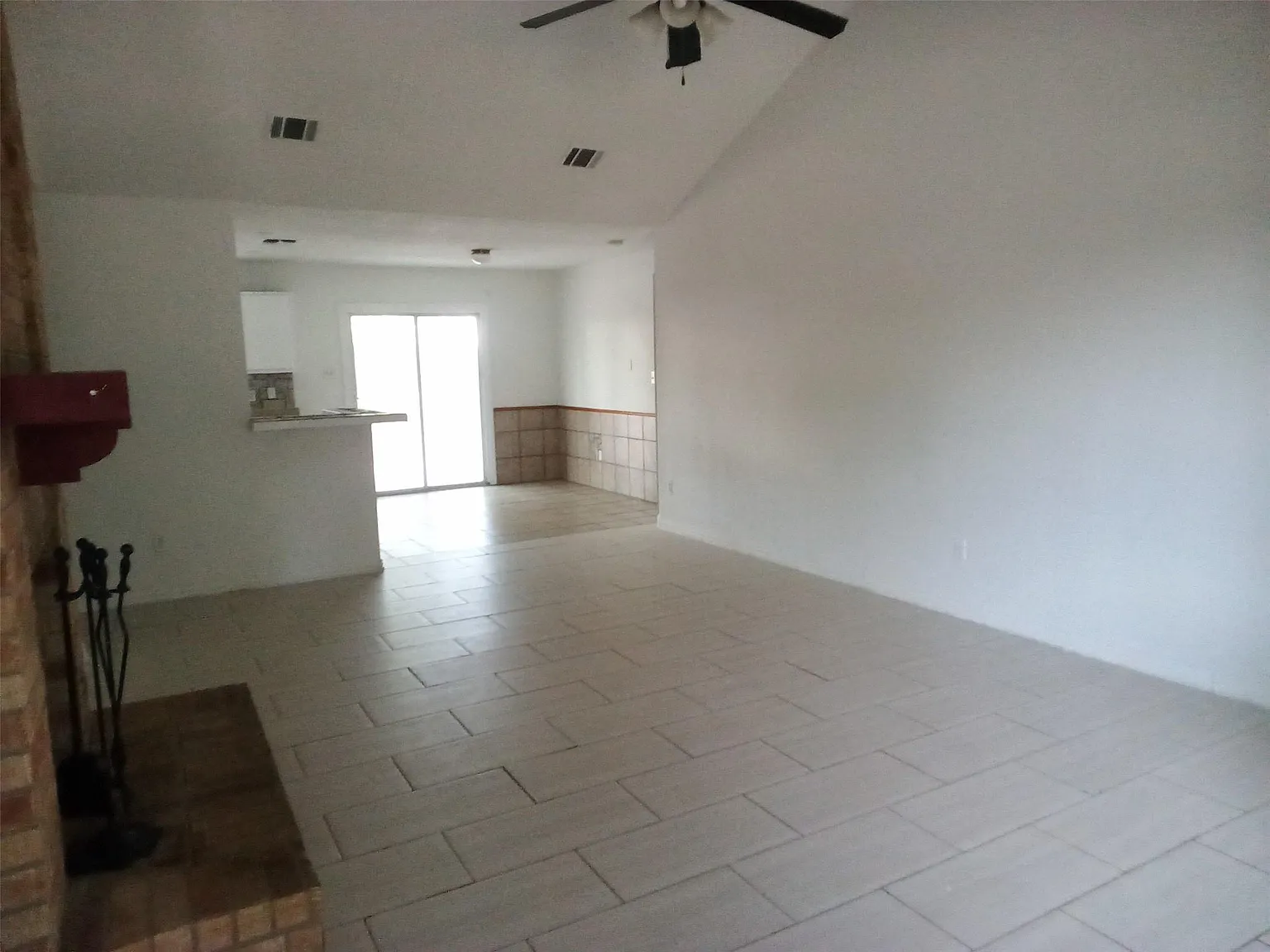 3 bed, 2.0 bath, 1362 sqft, $2,000 — Photo 3