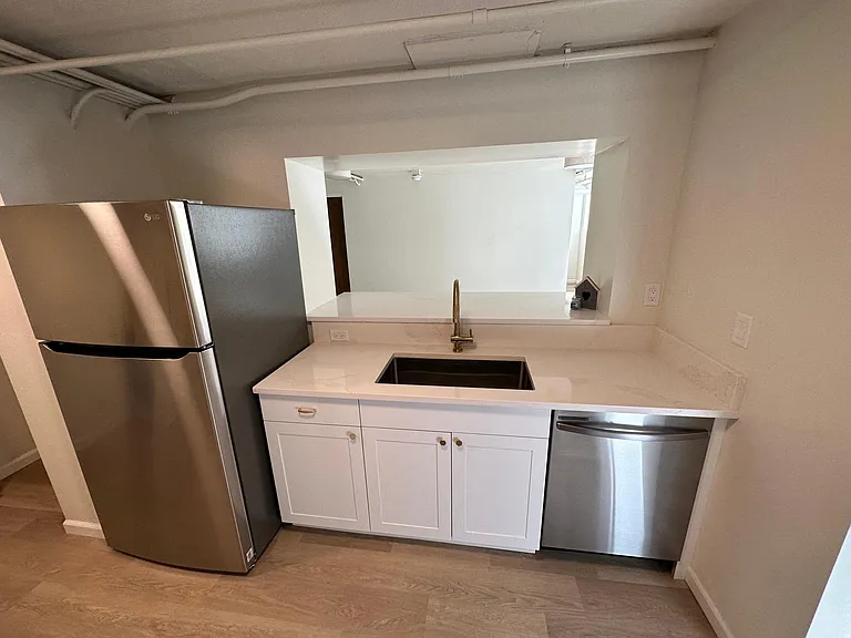 Kitchen showing bar