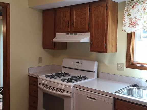 3rd image of 1409 Bennington Dr
