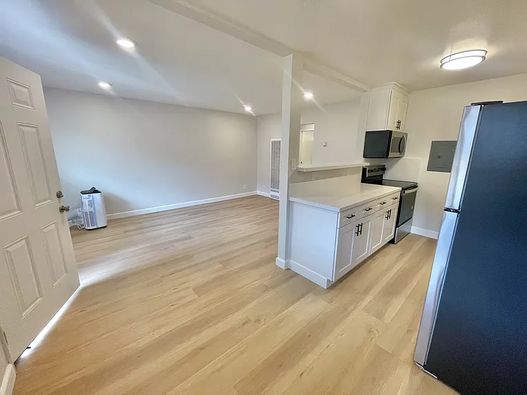 3745 Miramar Way — Photo 5