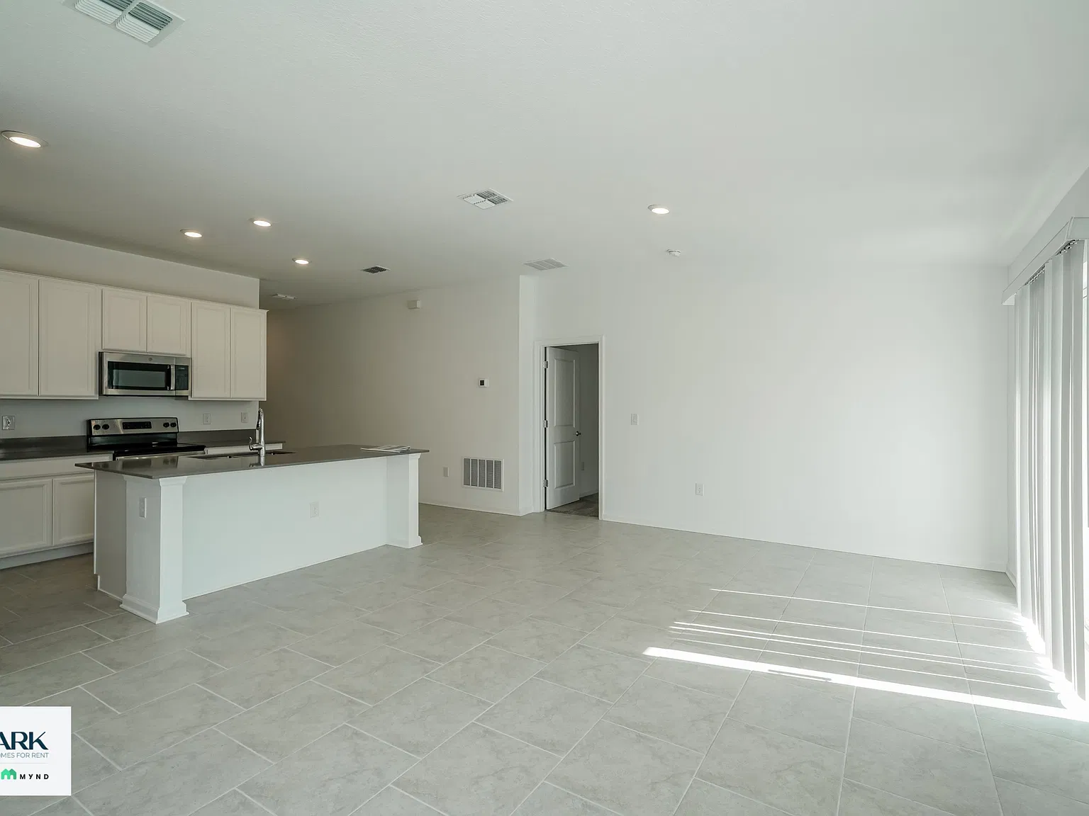 3 bed, 2.0 bath, 1555 sqft, $1,765 — Photo 3